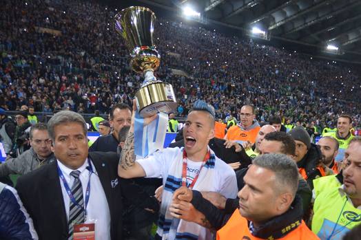 Hamsilk regge la coppa con la cresta azzurra in bella vista. Afp